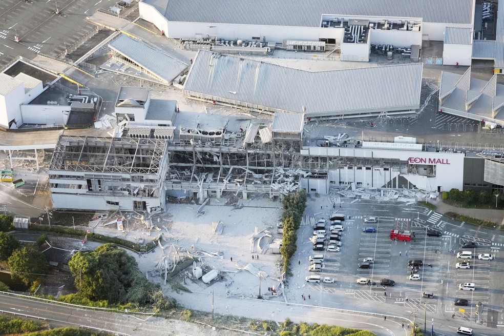 Imagem a&eacute;rea mostra o shopping Aeon Mall em Kashima, em Kumamoto, parcialmente destru&iacute;do ap&oacute;s terremoto de magnitude 7,1 atingir o sul do Jap&atilde;o em 28 de julho de 2026. &mdash; Foto: Kyodo via Reuters