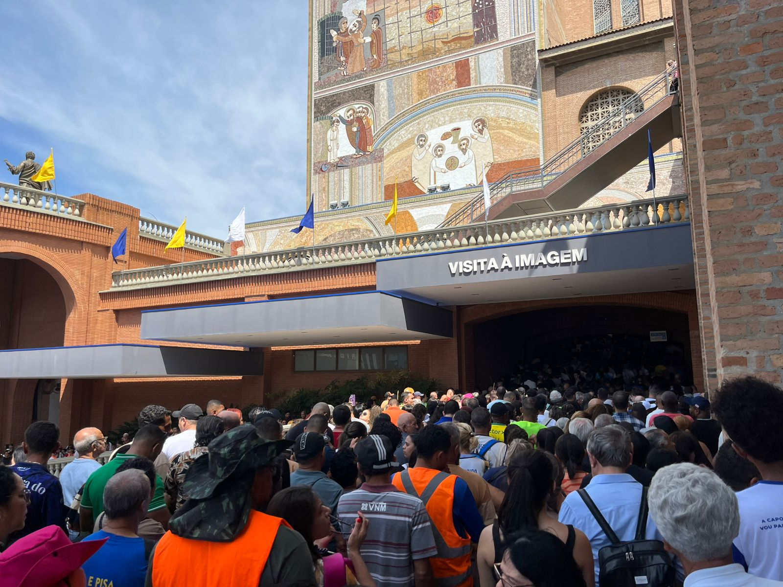 VÍDEO: Fiéis fazem longas filas para visitar imagem de Nossa Senhora Aparecida