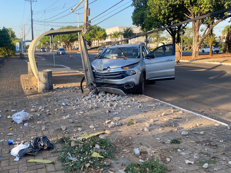 Motorista colide em poste de energia em avenida de Palmas, Tocantins. — Foto: Matheus Dias/TV Anhanguera