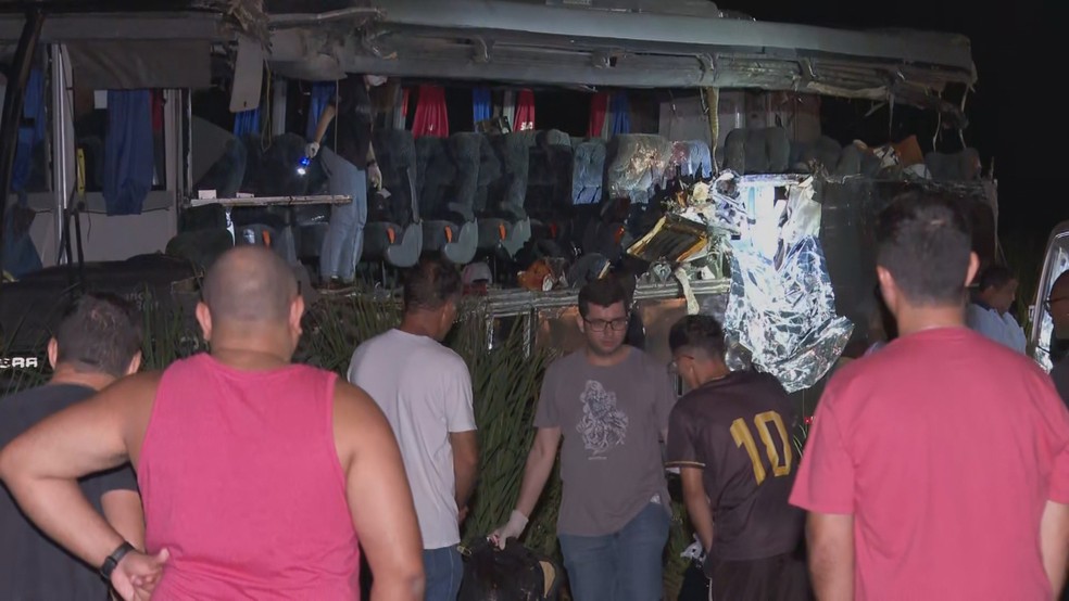 Testemunhas ajudam no resgate de vítimas de acidente entre ônibus e caminhão — Foto: EPTV