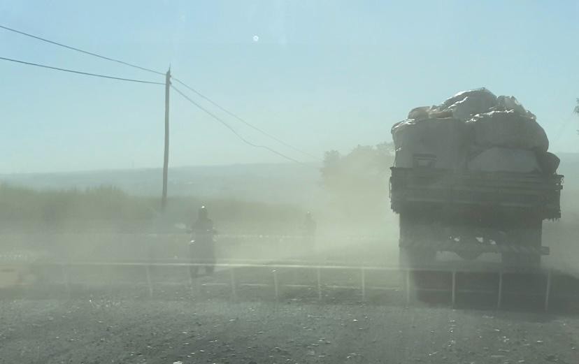 Excesso de poeira em estrada sem asfalto causa riscos à segurança e saúde de moradores e motoristas em Piracicaba: 'só de máscara'