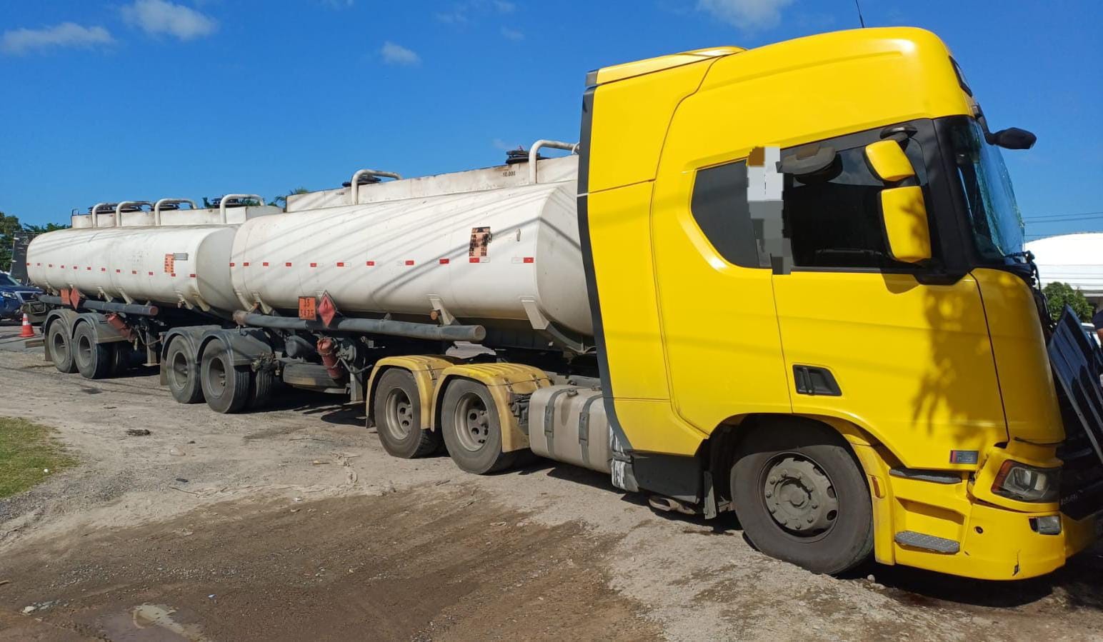 Caminhão tomba na BR-101 e faixa da rodovia é interditada em Jaboatão, deixando trânsito lento no sentido Recife