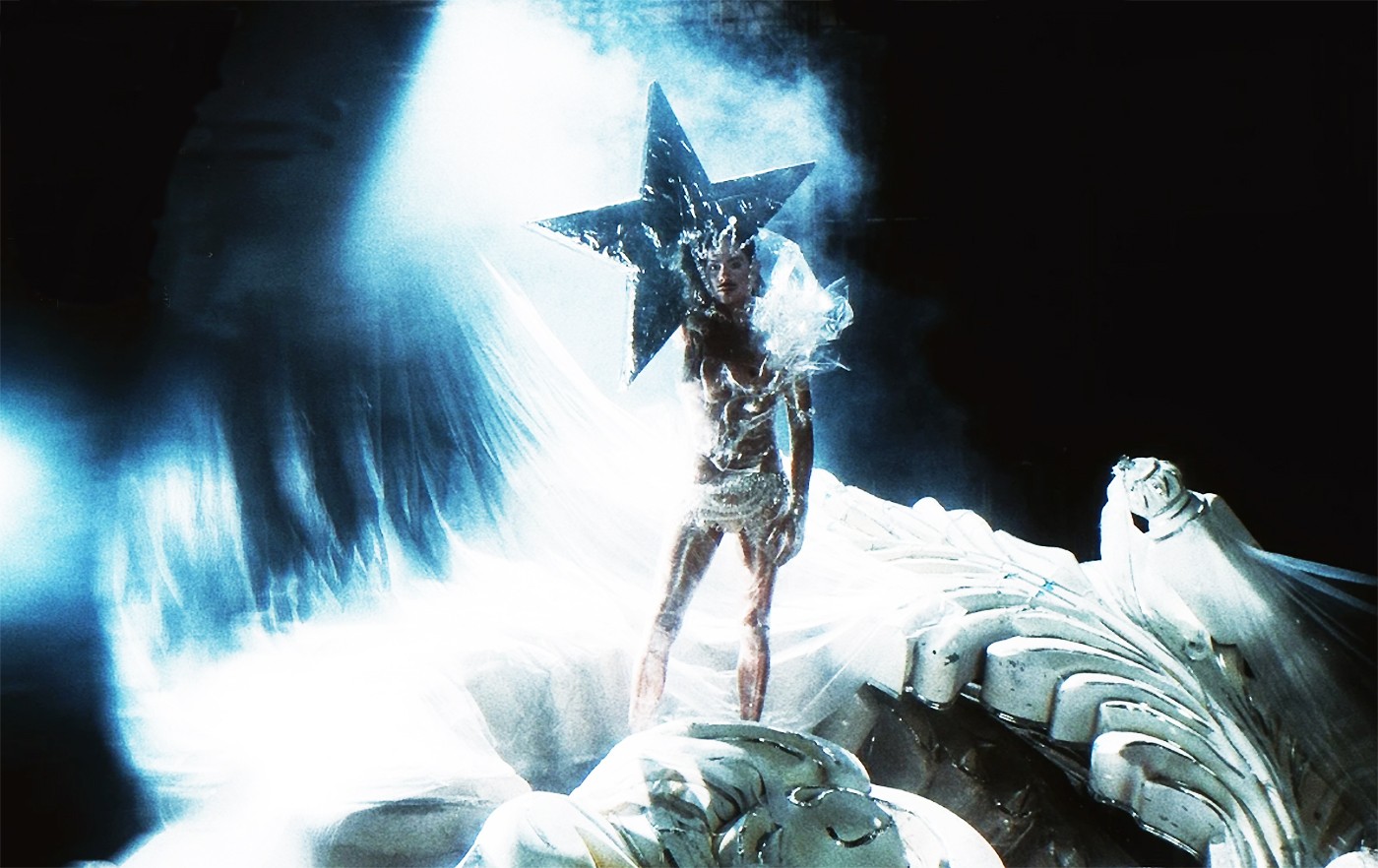 Cesar Soares põe o bloco e a voz na rua com o álbum ‘Encanto’, alicerçado pela vigorosa produção musical de Tostoi