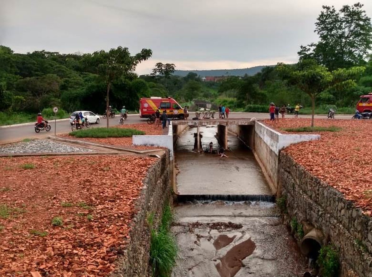 Motociclista fica ferida após perder controle de moto e cair em córrego ...