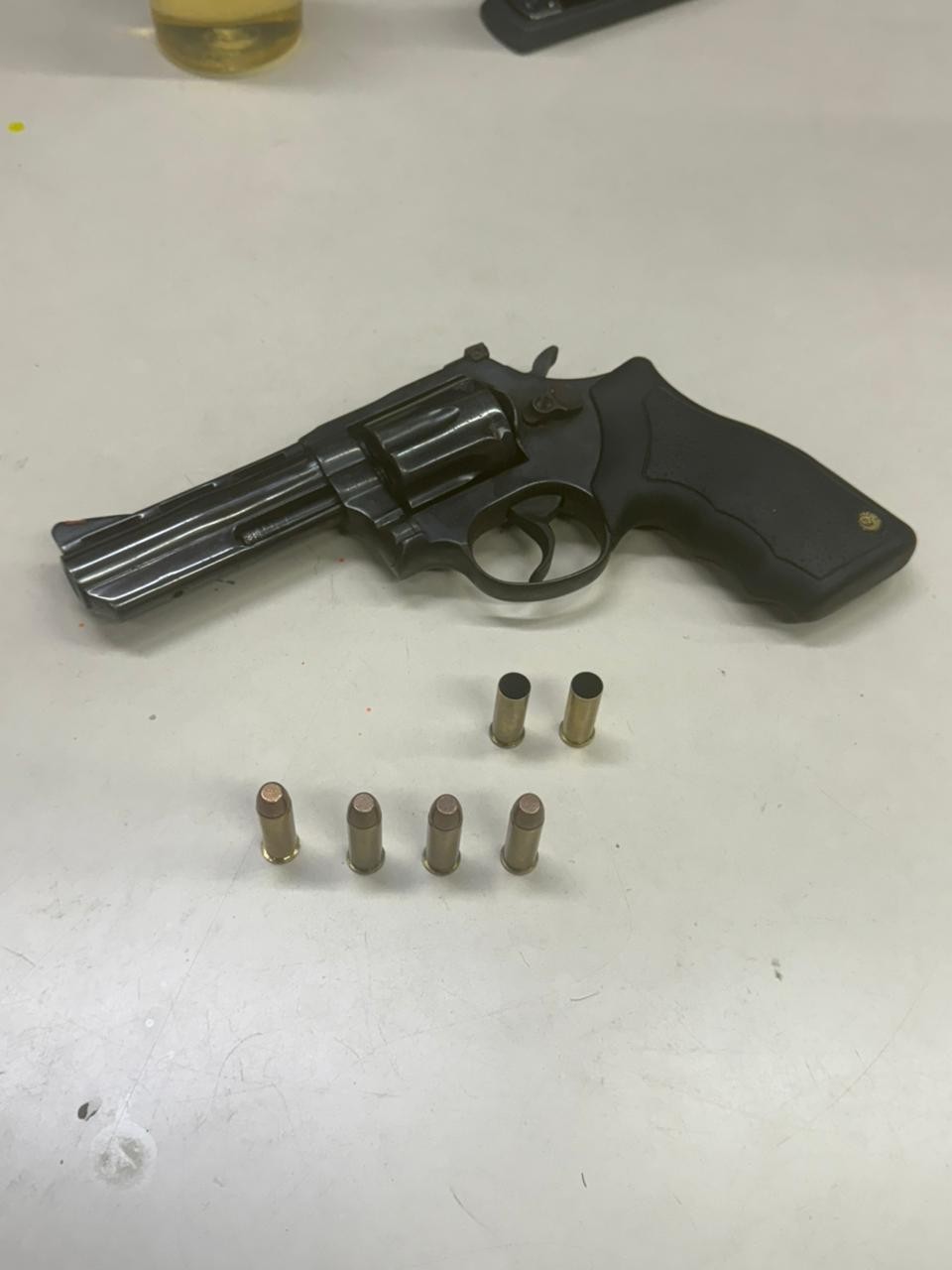 Suspeito é baleado e adolescente apreendido em confronto com a polícia em Barra Mansa