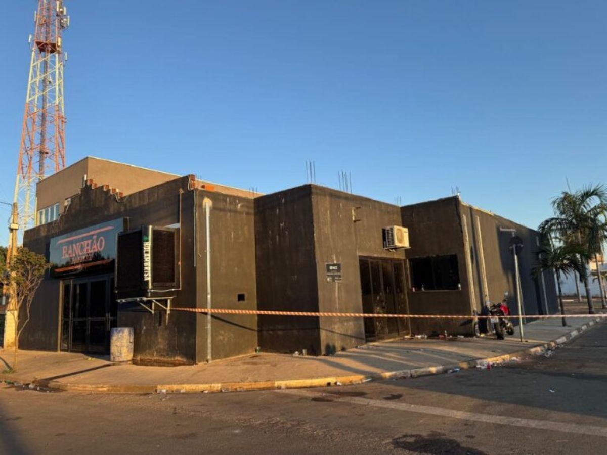 Jovem morre esfaqueado dentro de casa de shows e suspeito é preso após ser espancado no interior de SP