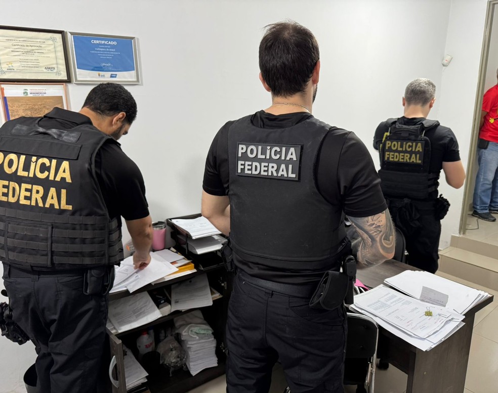 Tamb&eacute;m foram apreendidos documentos, uma arma e muni&ccedil;&otilde;es. &mdash; Foto: Pol&iacute;cia Federal