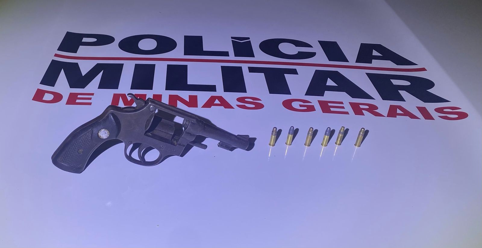 Denúncias de que homem estaria escondendo irmão suspeito de lesão corporal e arma usada no crime termina com a prisão dele e apreensão de revólver