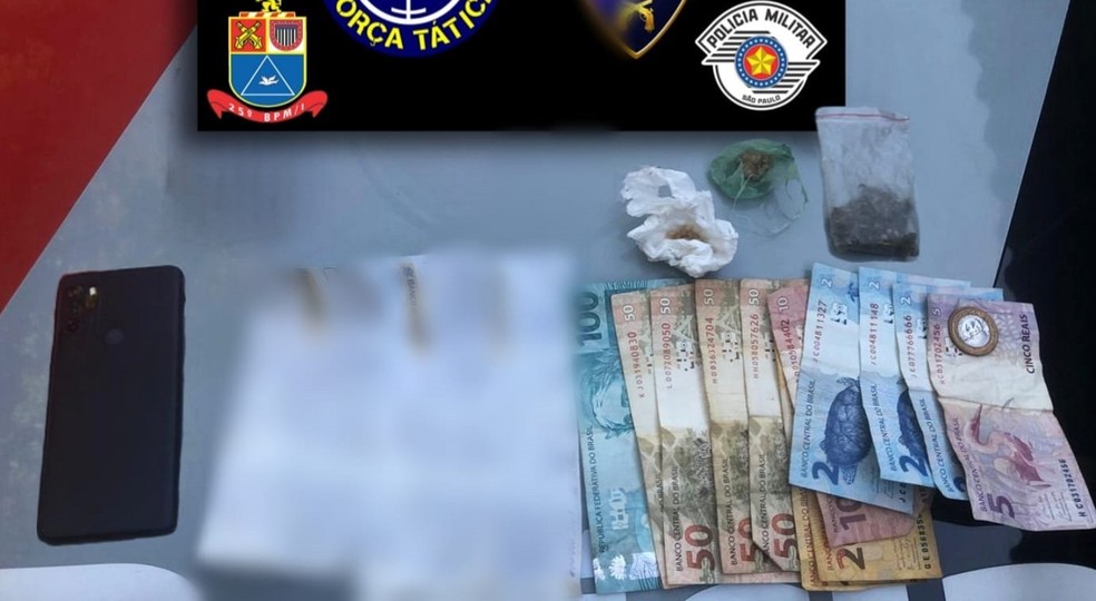 Mulher é presa em táxi com porções de crack, maconha e R$ 115 mil em cheques, em Paulicéia (SP) — Foto: Polícia Militar