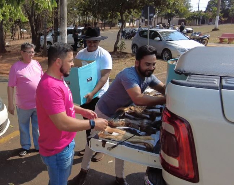 Cabeleireiro viajou de Brasília para Barretos para doar mechas — Foto: Reprodução/EPTV
