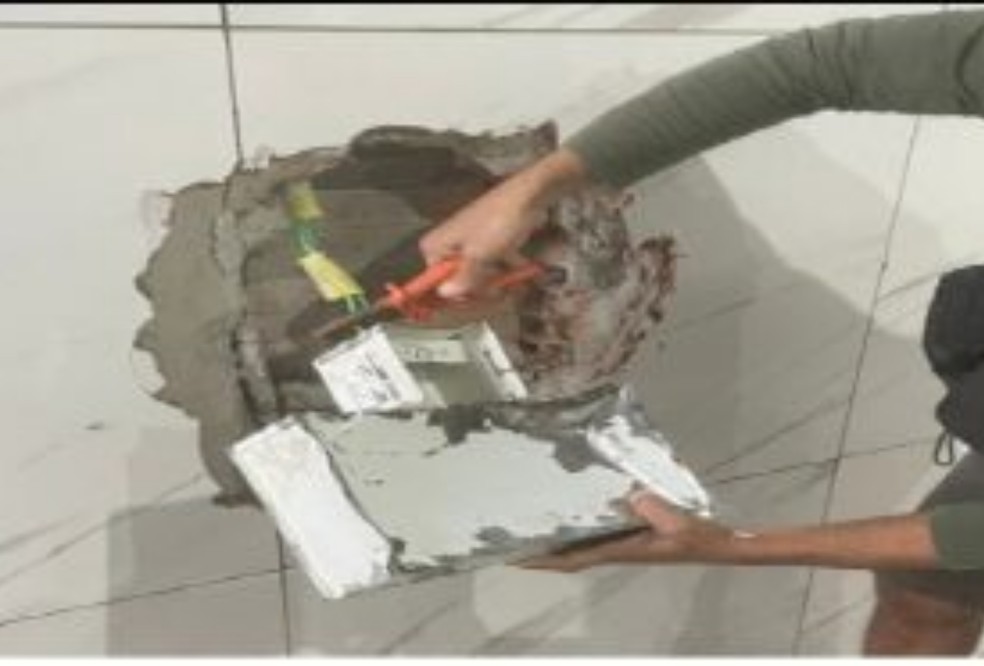 Drogas foram localizados em cofres embutidos dentro da parede de um imóvel de Maracaju — Foto: Polícia Civil de MS