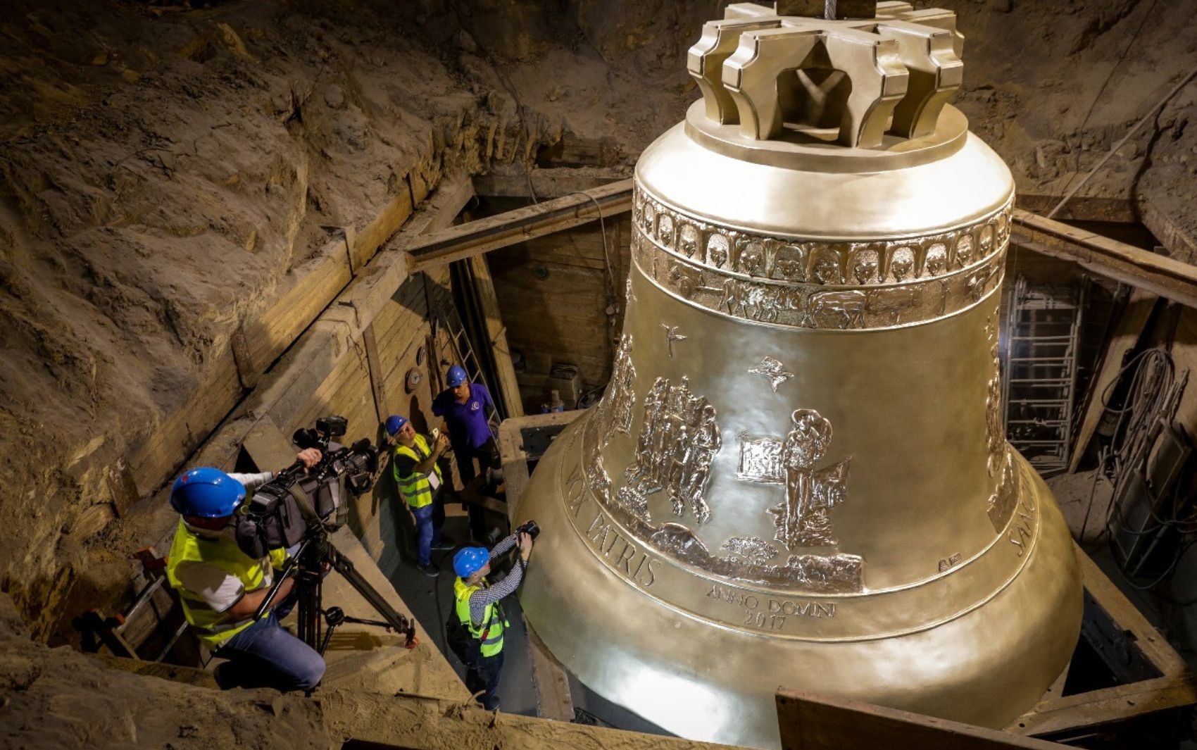 Maior sino católico do mundo tem imagens que contam a história da Romaria do Divino Pai Eterno