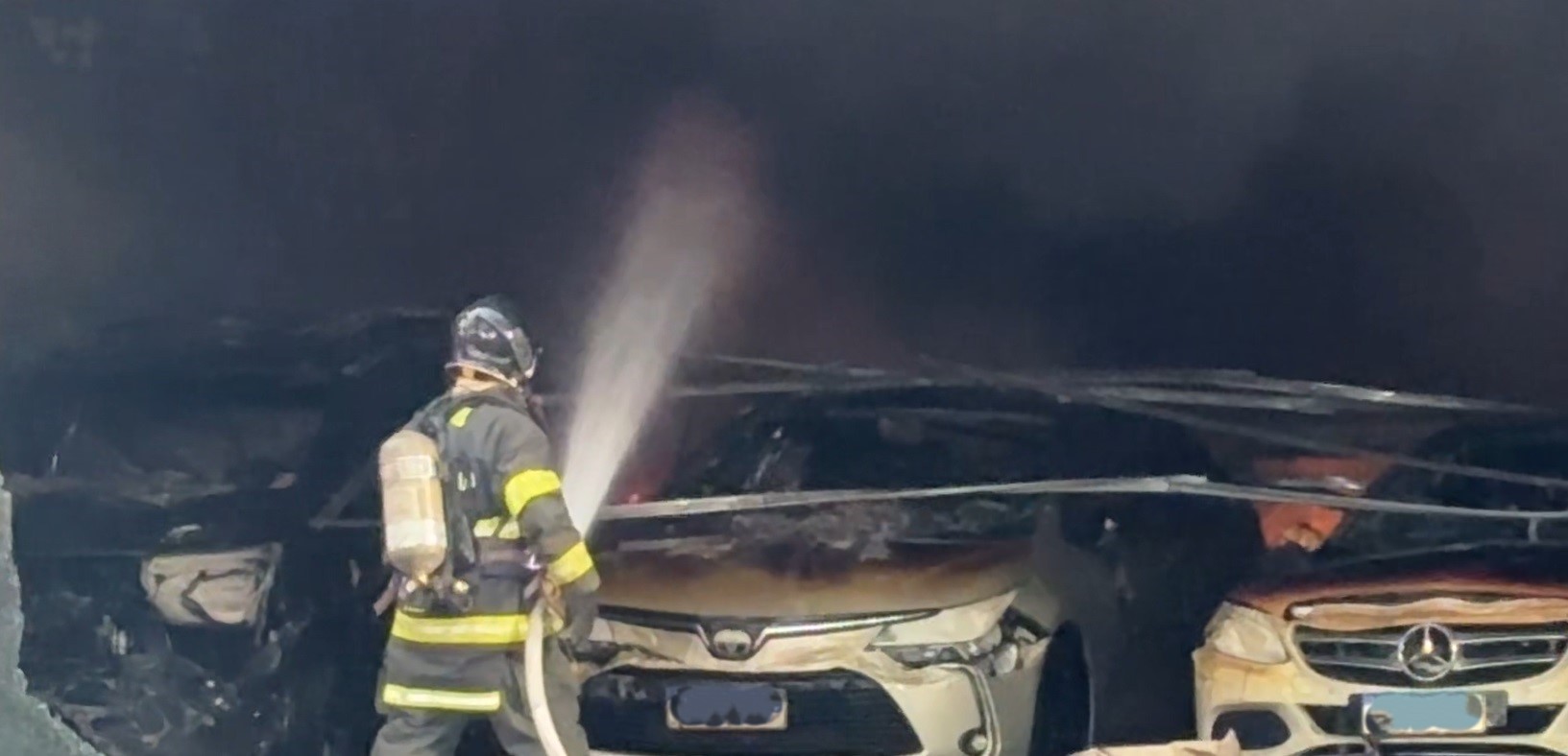 Incêndio atinge loja de veículos na Avenida Presidente Kennedy em Piracicaba e mobiliza bombeiros