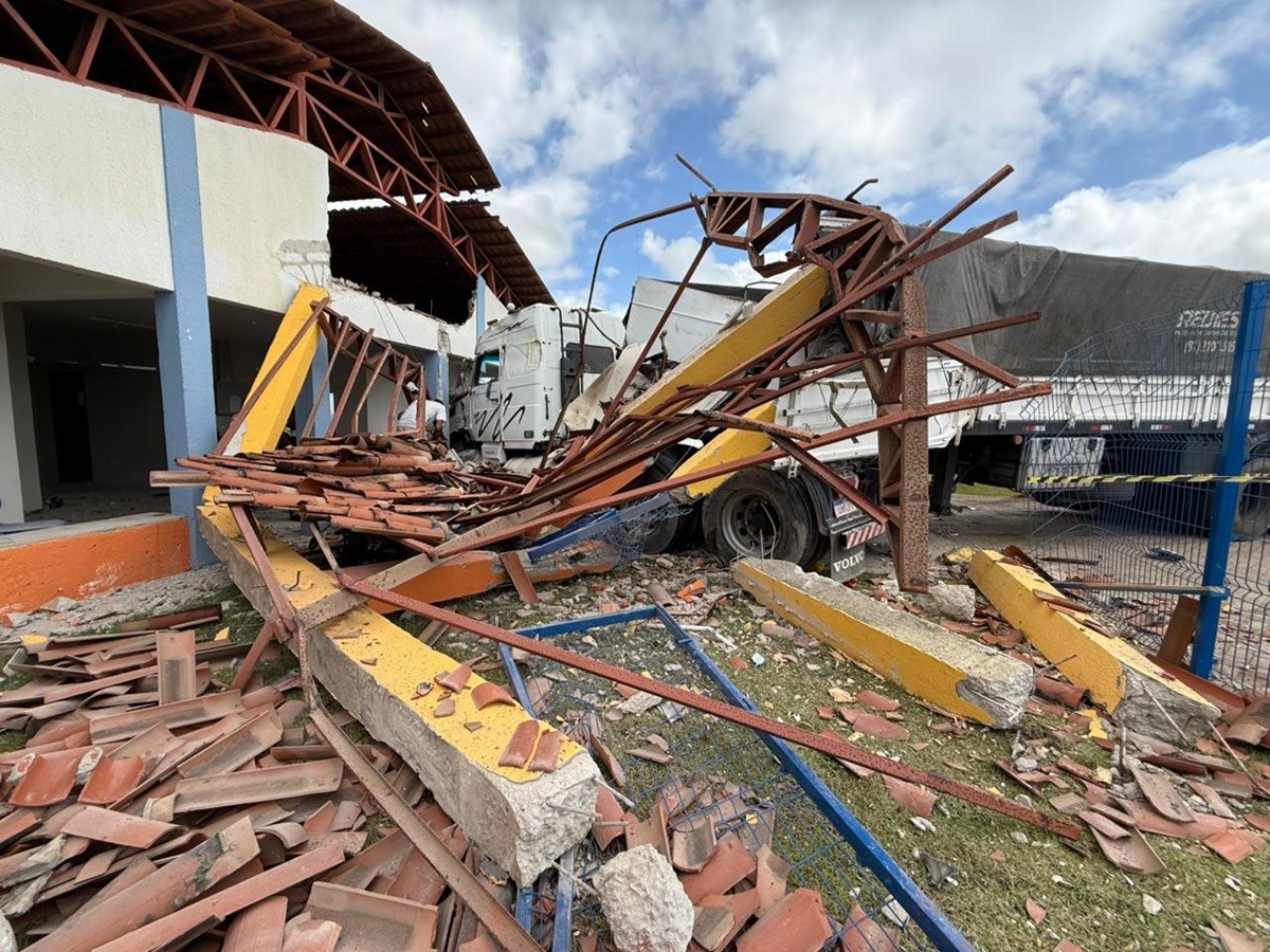 Carreta perde controle em quebra-molas e invade escola recém-inaugurada em São Sebastião