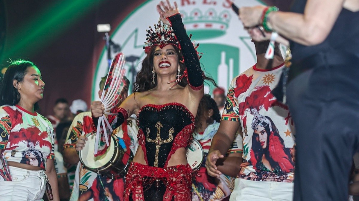 Coroada, Anitta afirma que ser rainha de bateria é uma realização: ‘um sonho de toda menina carioca de subúrbio, comunidade e de favela’