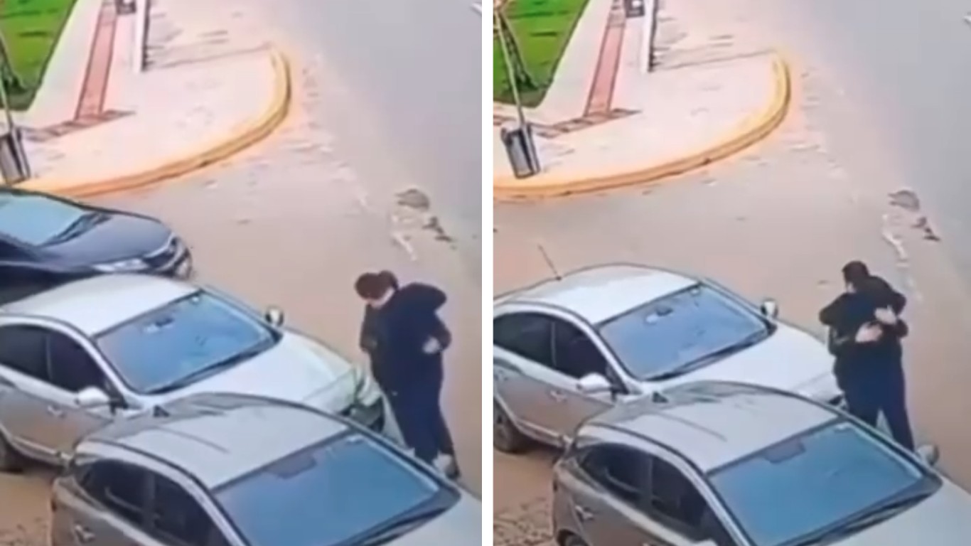 Motoristas se abraçam após batida de carro em rua de SC e cena viraliza; VÍDEO