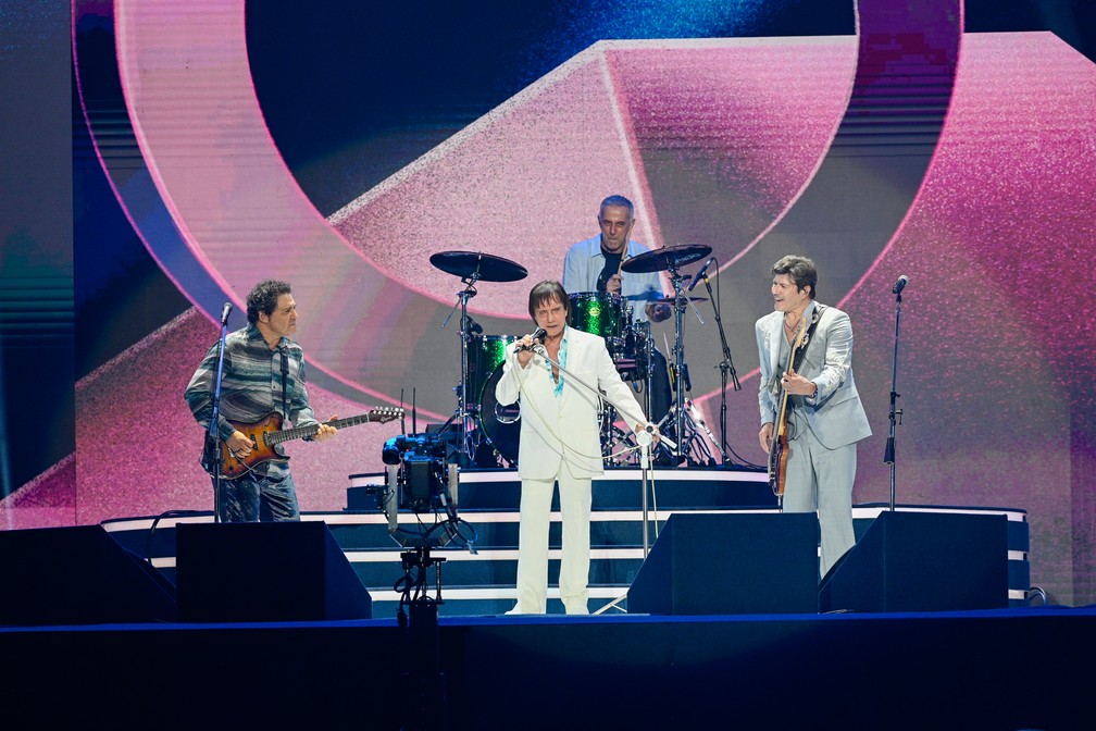 Frejat, João Barone, Paulo Ricardo se apresentam com Roberto Carlos no especial de fim de ano da Globo — Foto: Globo/Bob Paulino