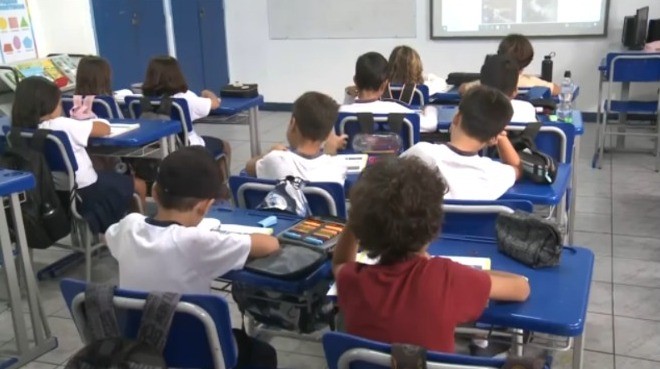 Justiça suspende lei que permite patrocínio em uniformes escolares em Caraguatatuba, SP