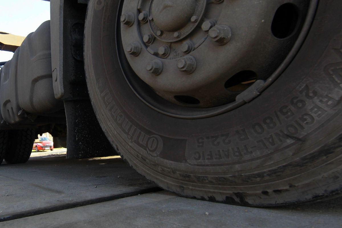Homem morre atropelado após dormir debaixo de caminhão no litoral de SP