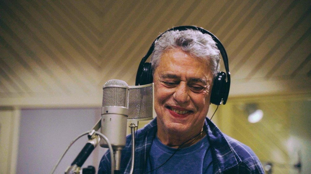 Chico Buarque no estúdio, durante a gravação da música 'Desalento' para o álbum 'Vinicius de Mariana', de Mariana de Moraes — Foto: Divulgação