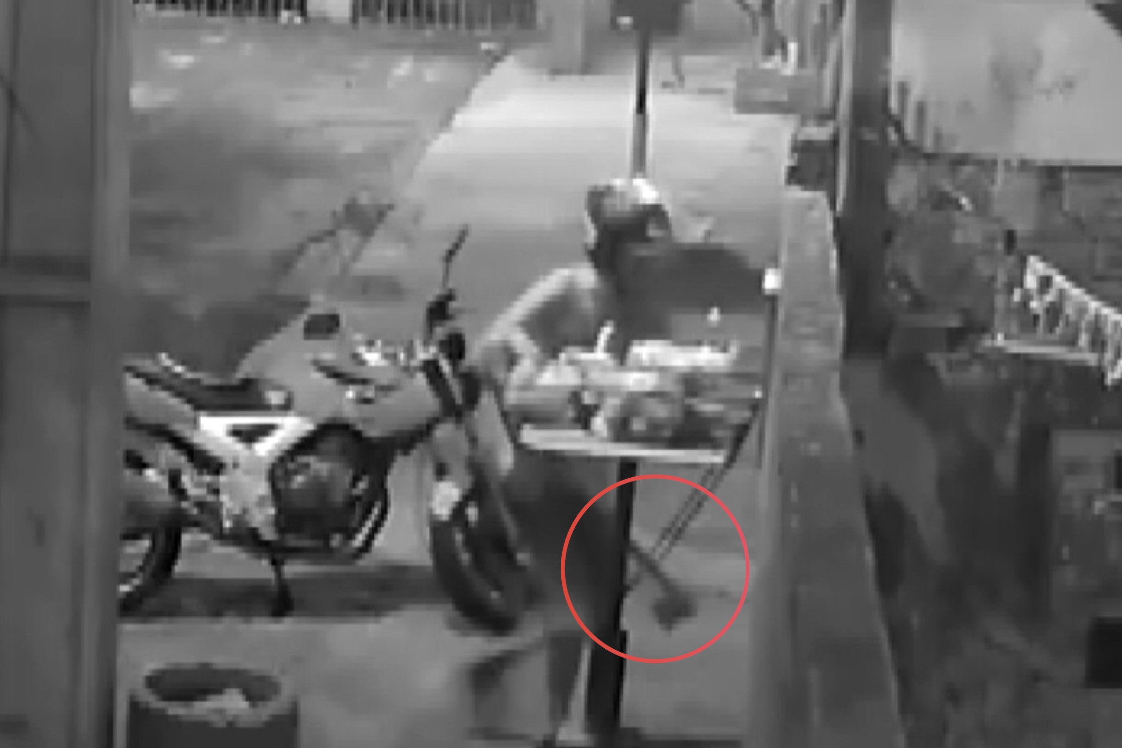 Vídeo: homem ameaça namorada com machado e é preso após ação rápida da Guarda Municipal no Paraná