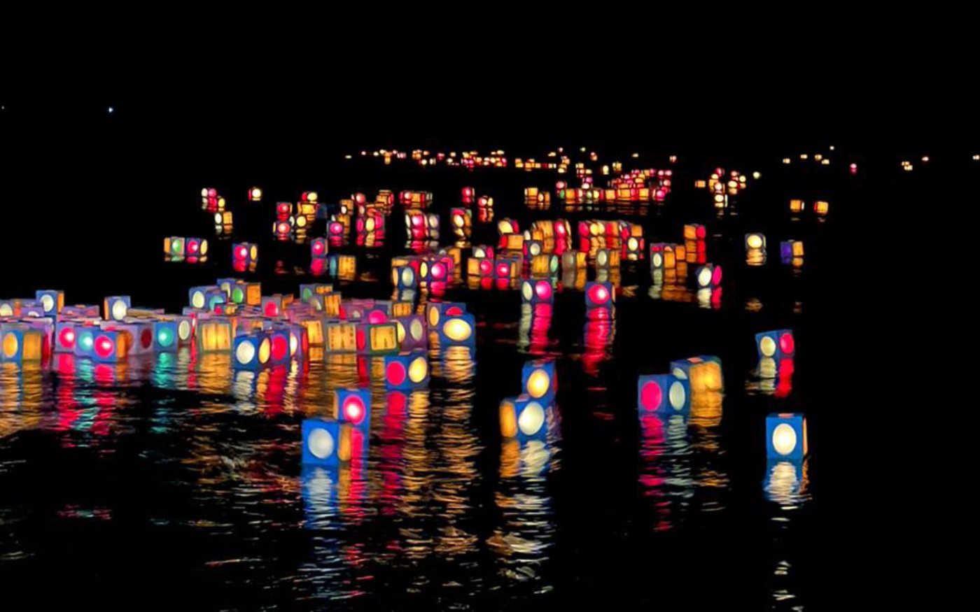 Ritual japonês em homenagem aos mortos ilumina represa do Paraná com milhares de lanternas flutuantes; conheça o Tooro Nagashi