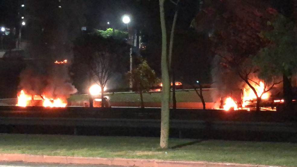 Protesto com incêndio em veículos causa tumulto na Avenida Fundo do Vale em  São José; VÍDEO, Vale do Paraíba e Região