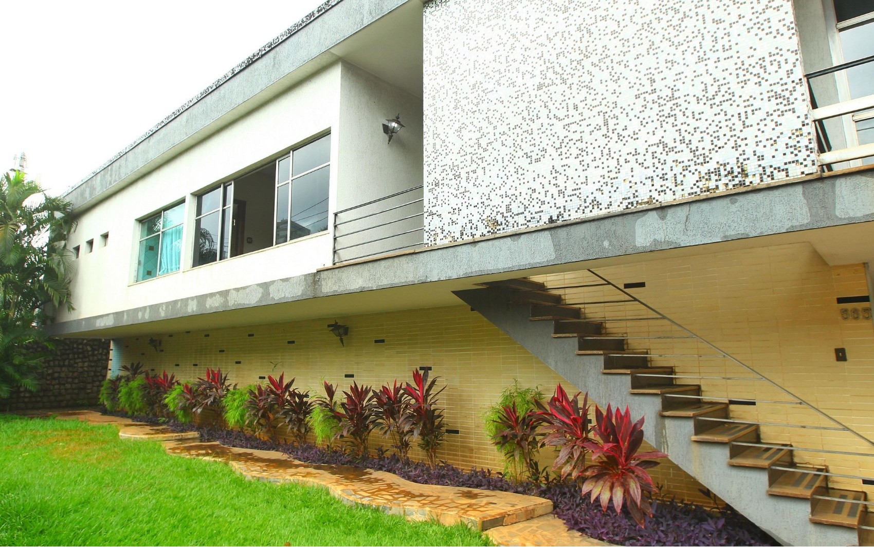 Com arquitetura modernista, casa do escritor Bariani Ortêncio está à venda por quase R$ 6 milhões em Goiânia