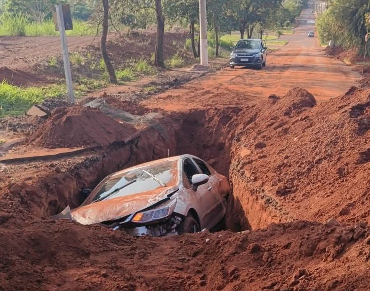 Carro cai em vala sem sinalização e deixa feridos no interior de SP