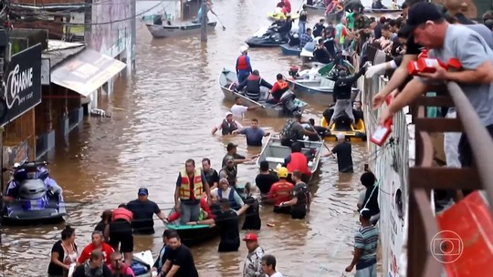 Chuvas no Rio Grande do Sul: mais de 10 mil pessoas foram resgatadas, mas ainda há moradores ilhados - Programa: Jornal Nacional 