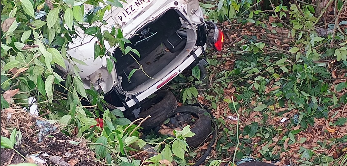 Carro cai em área de barranco na Zona Norte de Manaus e duas pessoas ficam feridas