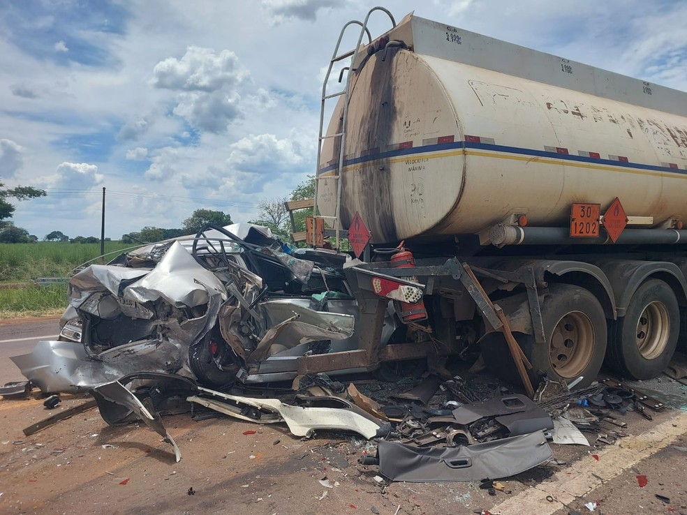 Carros foram esmagados por caminhões na BR-153, em José Bonifácio (SP); criança morreu — Foto: Madelyne Boer/TV TEM