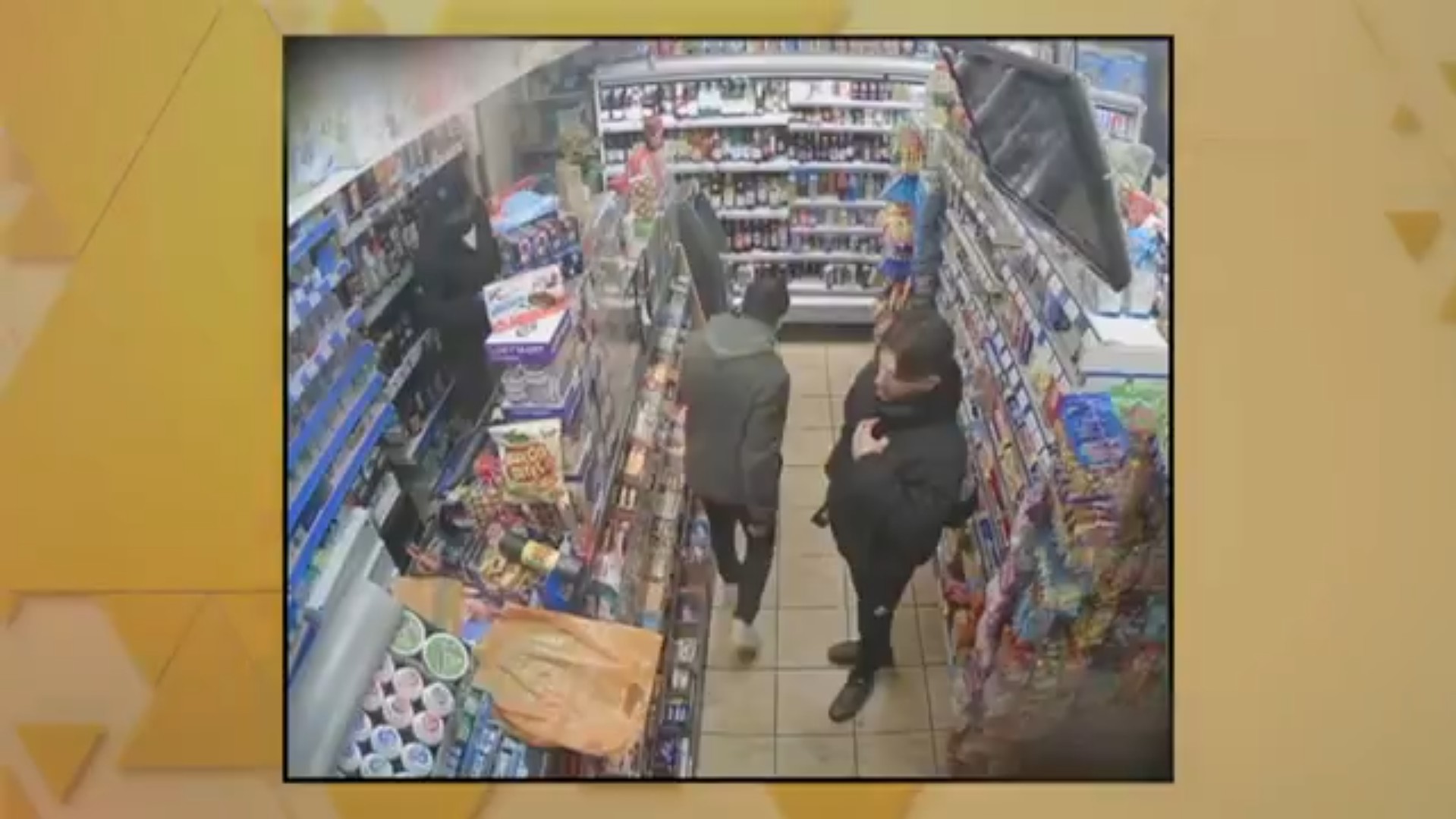 VÍDEO: Homem acha pai desaparecido em mercado após 2 décadas de busca: 'Desculpa, acho que sou seu filho'