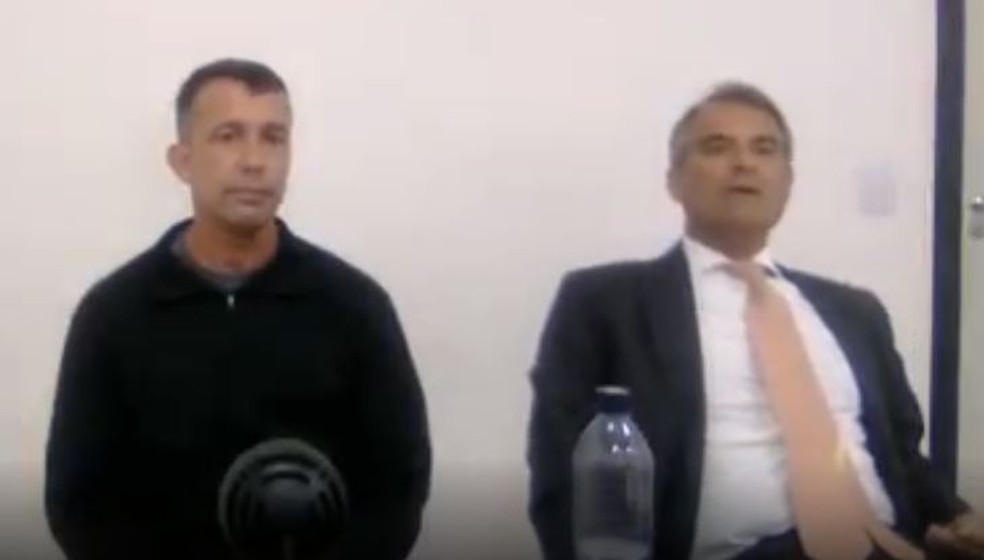Geraldo Neto ao lado do seu advogado, Eug&ecirc;nio Malavasi, durante interrogat&oacute;rio presencial na delegacia que investiga a morte de Gisele Alves &mdash; Foto: Reprodu&ccedil;&atilde;o