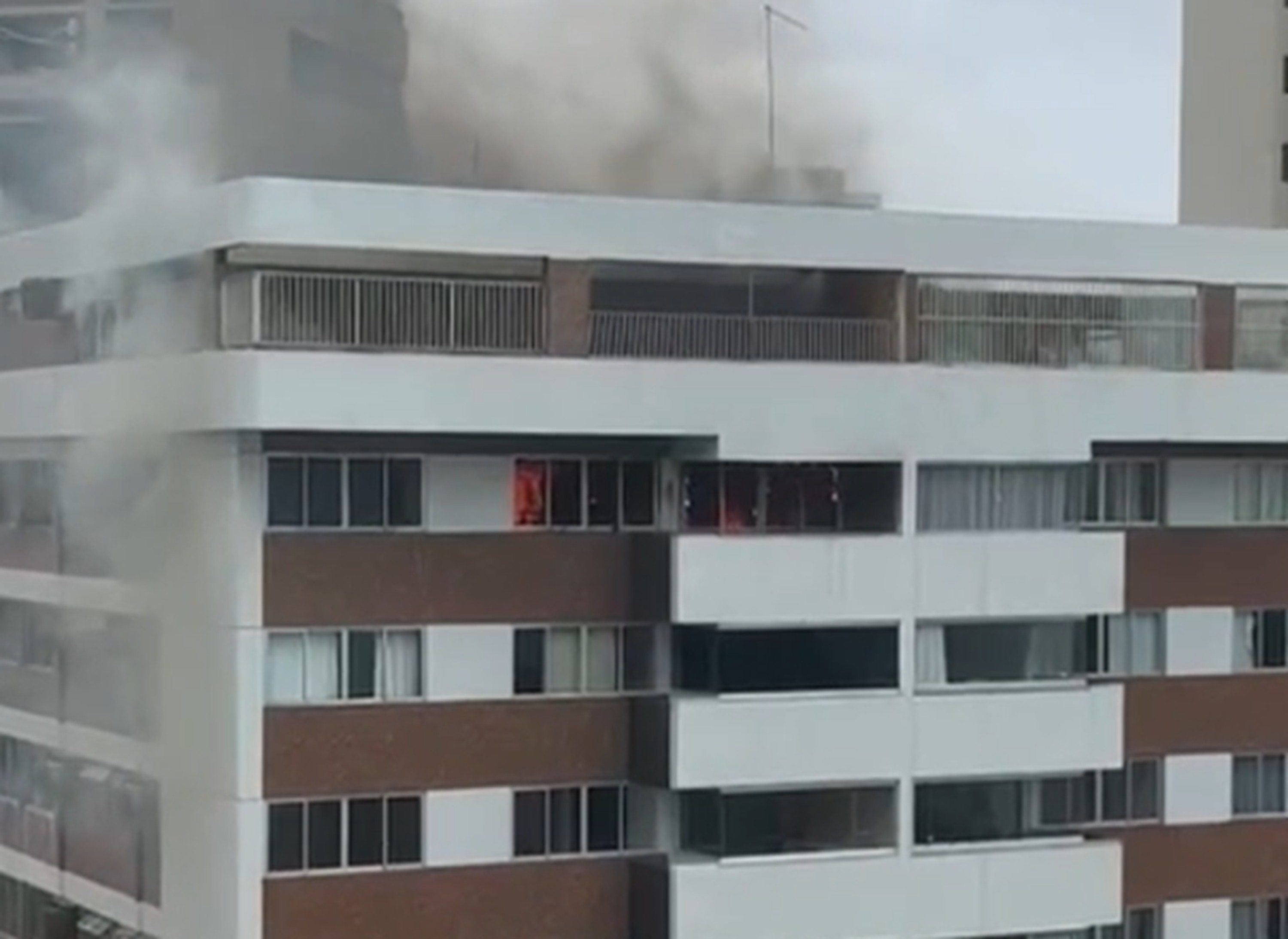 Homem carbonizado em incêndio na cobertura de prédio em Boa Viagem foi encontrado no último cômodo do apartamento