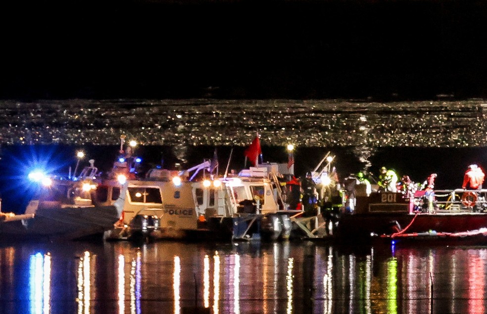 Barcos policiais no local da colisão e queda em Washington — Foto: Carlos Barria/Reuters
