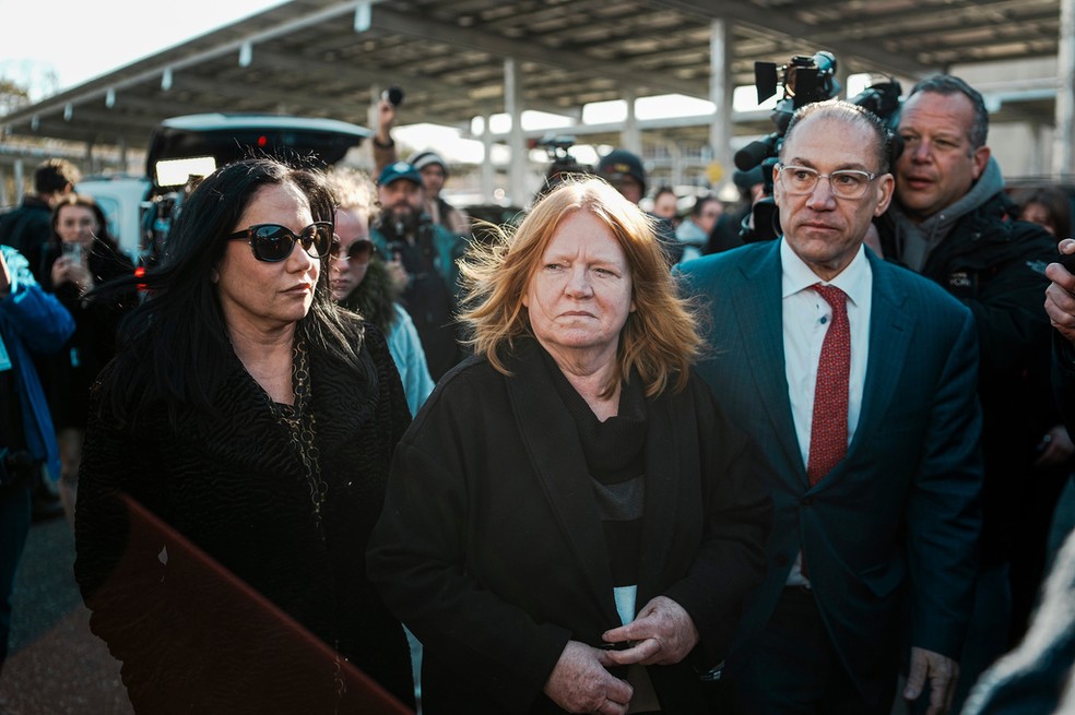 Asa Ellerup, ao centro, esposa de Rex Heuermann, e o advogado de Ellerup, Robert Macedonio, à direita, chegam à saída do tribunal — Foto: Foto AP/Eduardo Munoz Alvarez