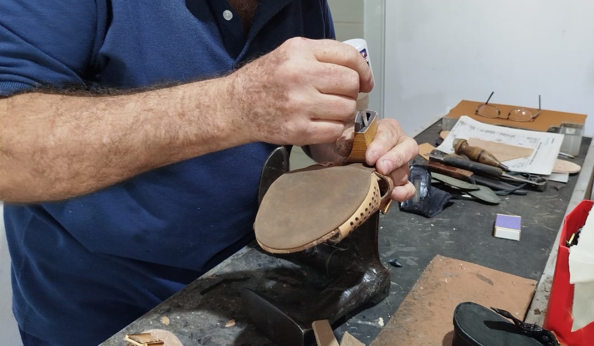 Entre solas e histórias: os sapateiros que resistem ao tempo e mantêm viva a arte do trabalho manual no interior de SP