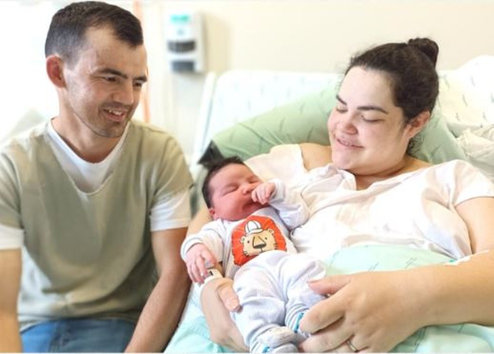 Superbebê Ismael com a mãe Thainara e o pai Natanael — Foto: Hospital Maicé/Divulgação