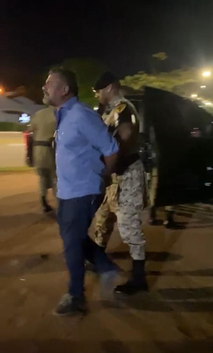 Novos vídeos mostram ex-deputado preso desacatando policiais durante prisão em flagrante 