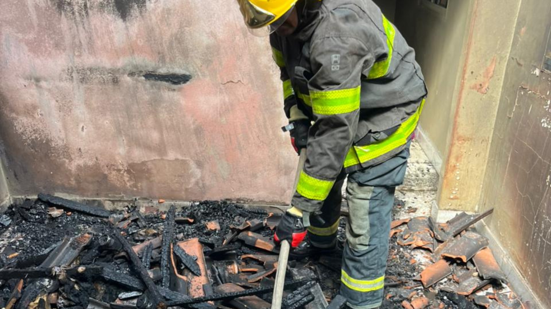 Mulher tem 60% do corpo queimado ao tentar evitar que incêndio destruísse casa pela segunda vez em MG