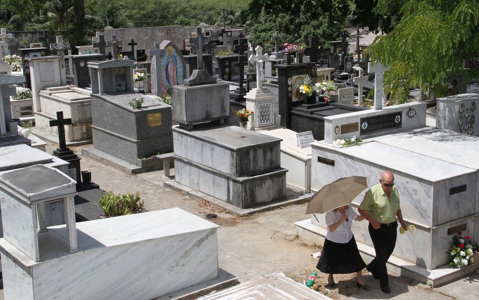 Casal de idosos deixa Cemitério Senhor da Boa Sentença, no bairro do Varadouro em João Pessoa. Local recebeu visitas durante todo o Dia de Finados — Foto: Francisco França/Jornal da Paraíba