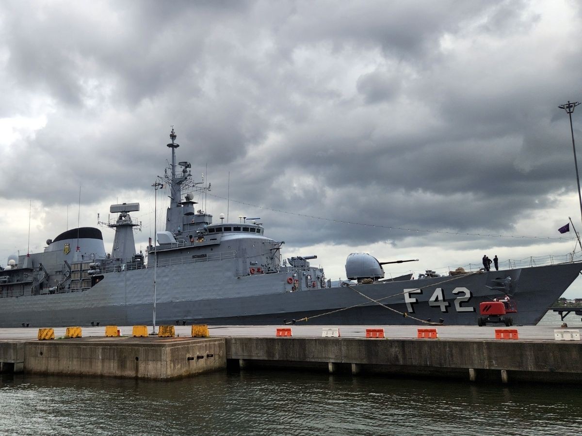 Navio de guerra capaz de localizar e neutralizar aeronaves e submarinos atraca em Santos