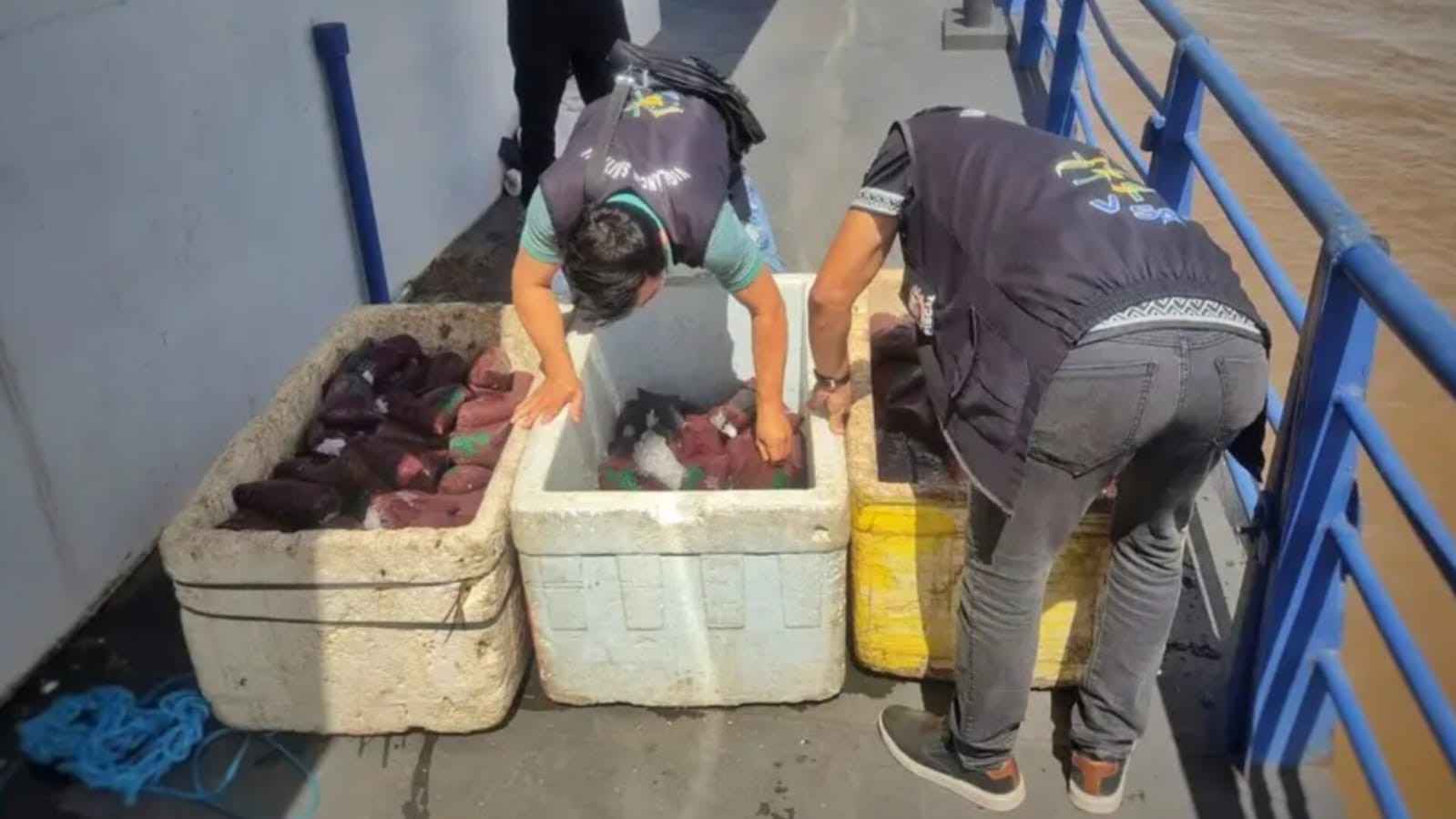 Mais de 200 litros de açaí são descartados após apreensão na Base Candiru, em Óbidos