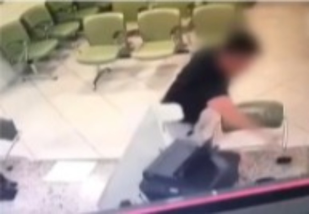 Câmera de segurança flagrou momento que homem soca e derruba monitores de hospital em Feira de Santana — Foto: Reprodução/TV Subaé