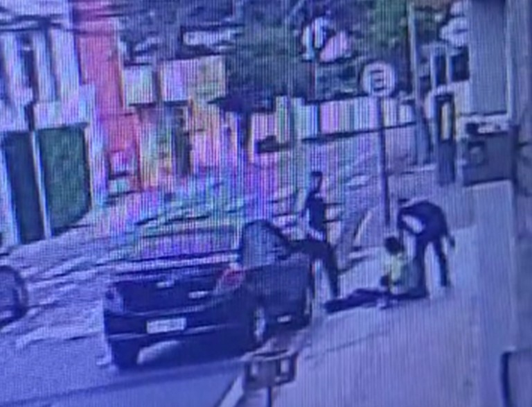 Morador de rua é perseguido e agredido na cabeça por dois homens em São Carlos