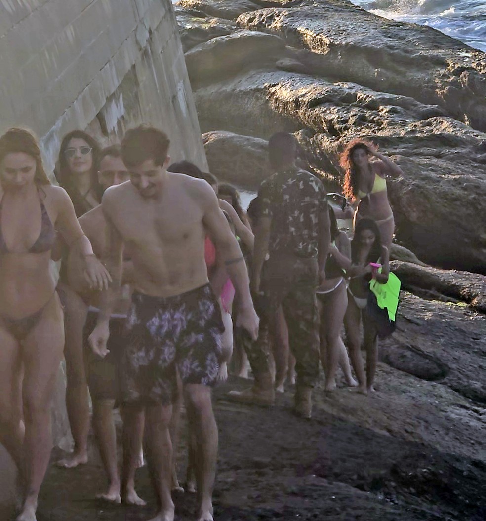 Banhistas tiveram de voltar  praia pelo Forte de Copacabana — Foto: Reproduo/TV Globo