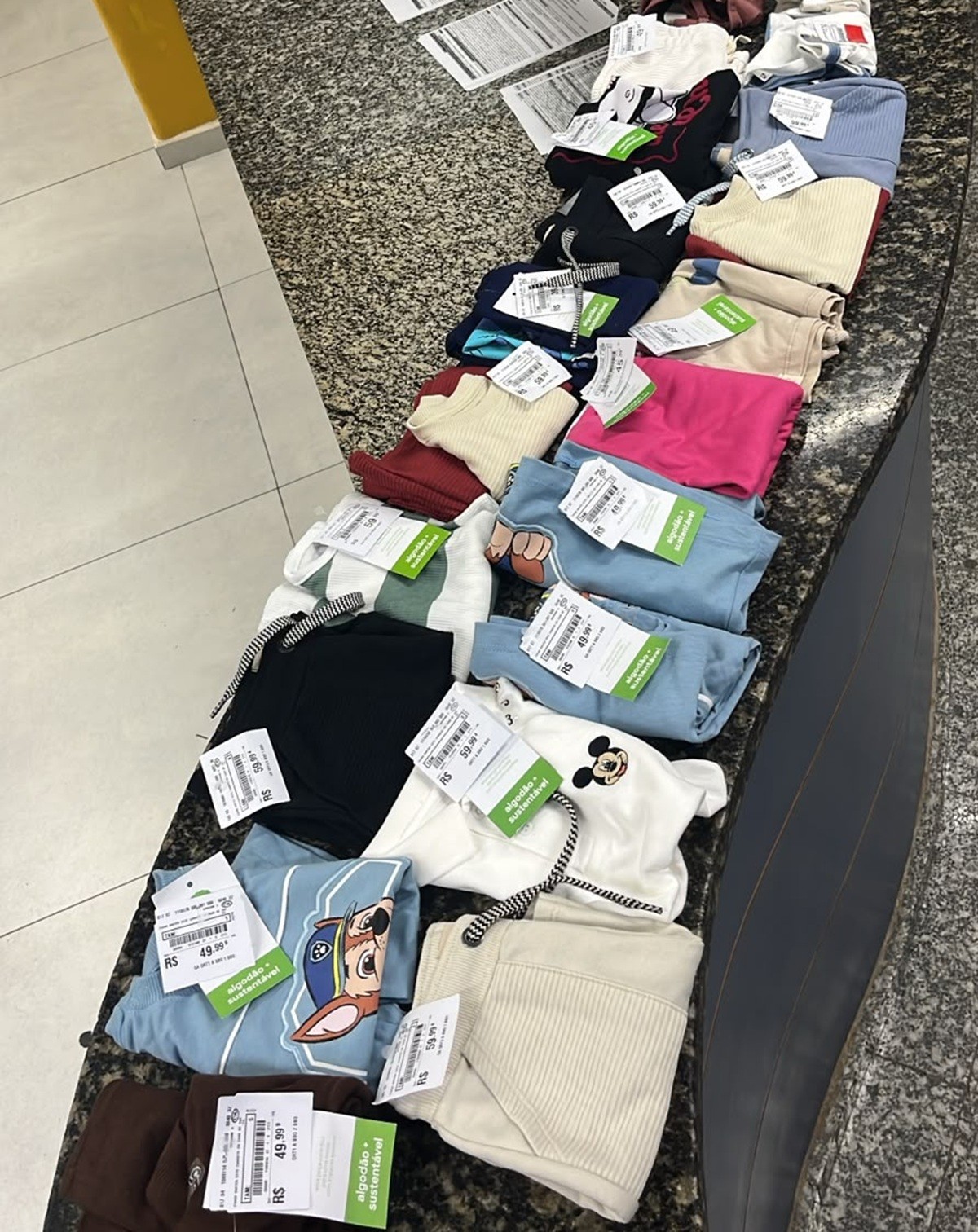 Dupla suspeita de furtar mais de R$ 2,4 mil em produtos de loja de shopping é presa em Cabo Frio