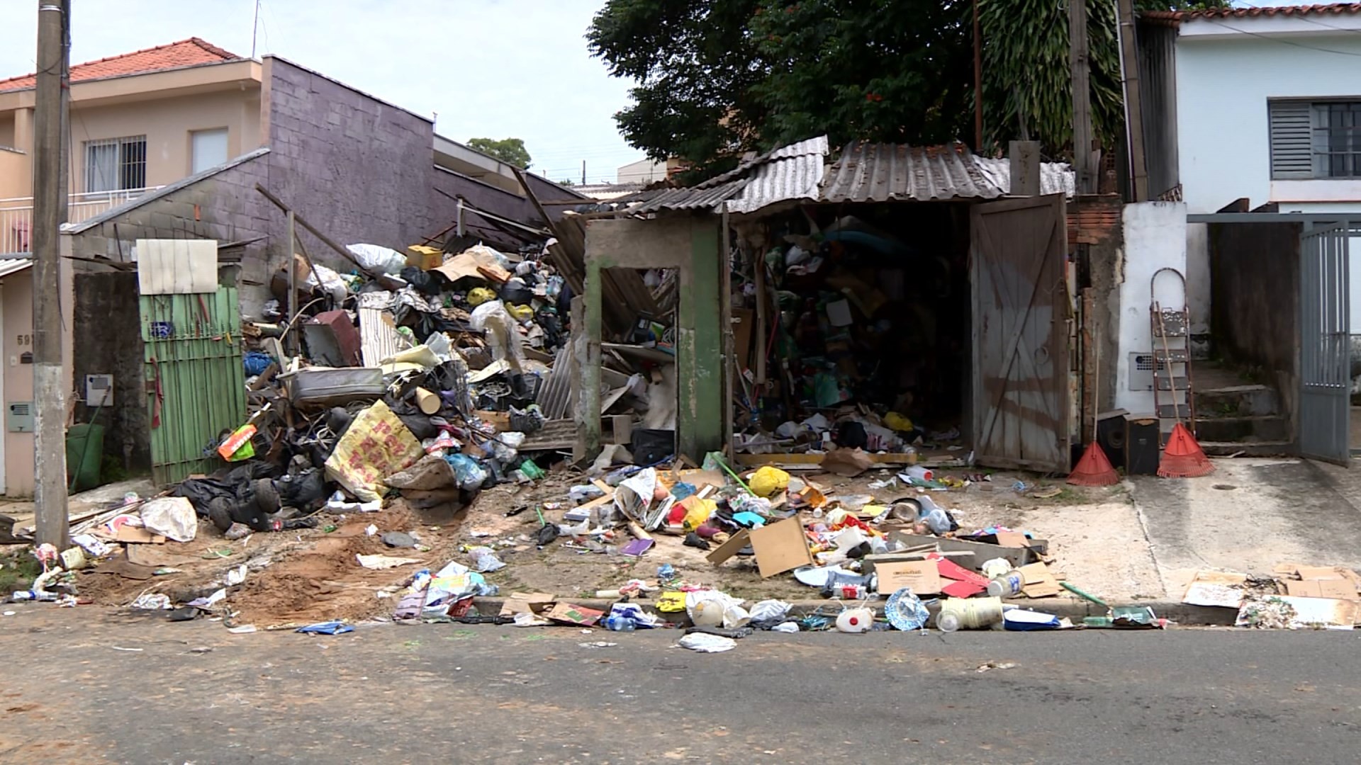 Após denúncia de vizinhos, prefeitura usa oito caminhões para retirar entulho de casa de idoso em Campinas