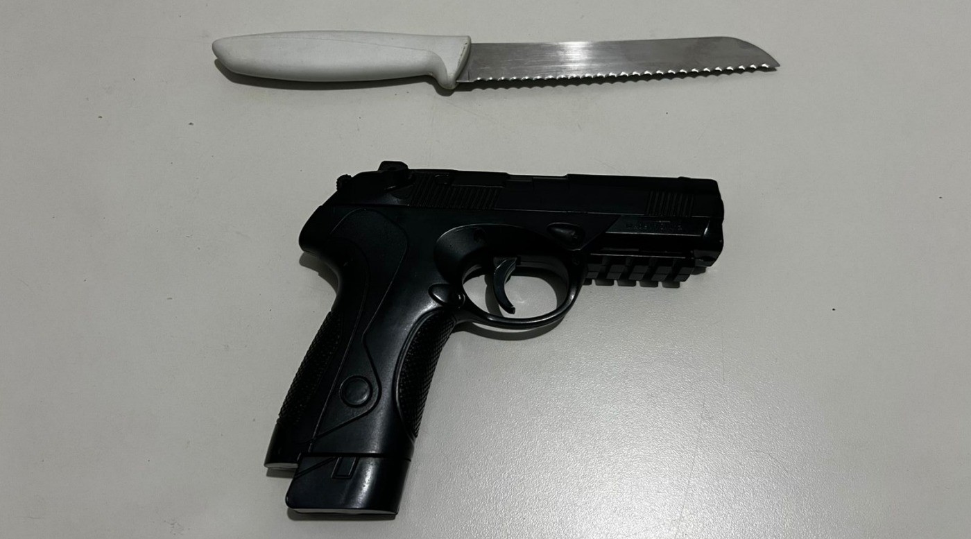 Após ameaças de morte com faca e réplica de arma, vítimas fazem PIX em assalto; dois homens foram detidos
